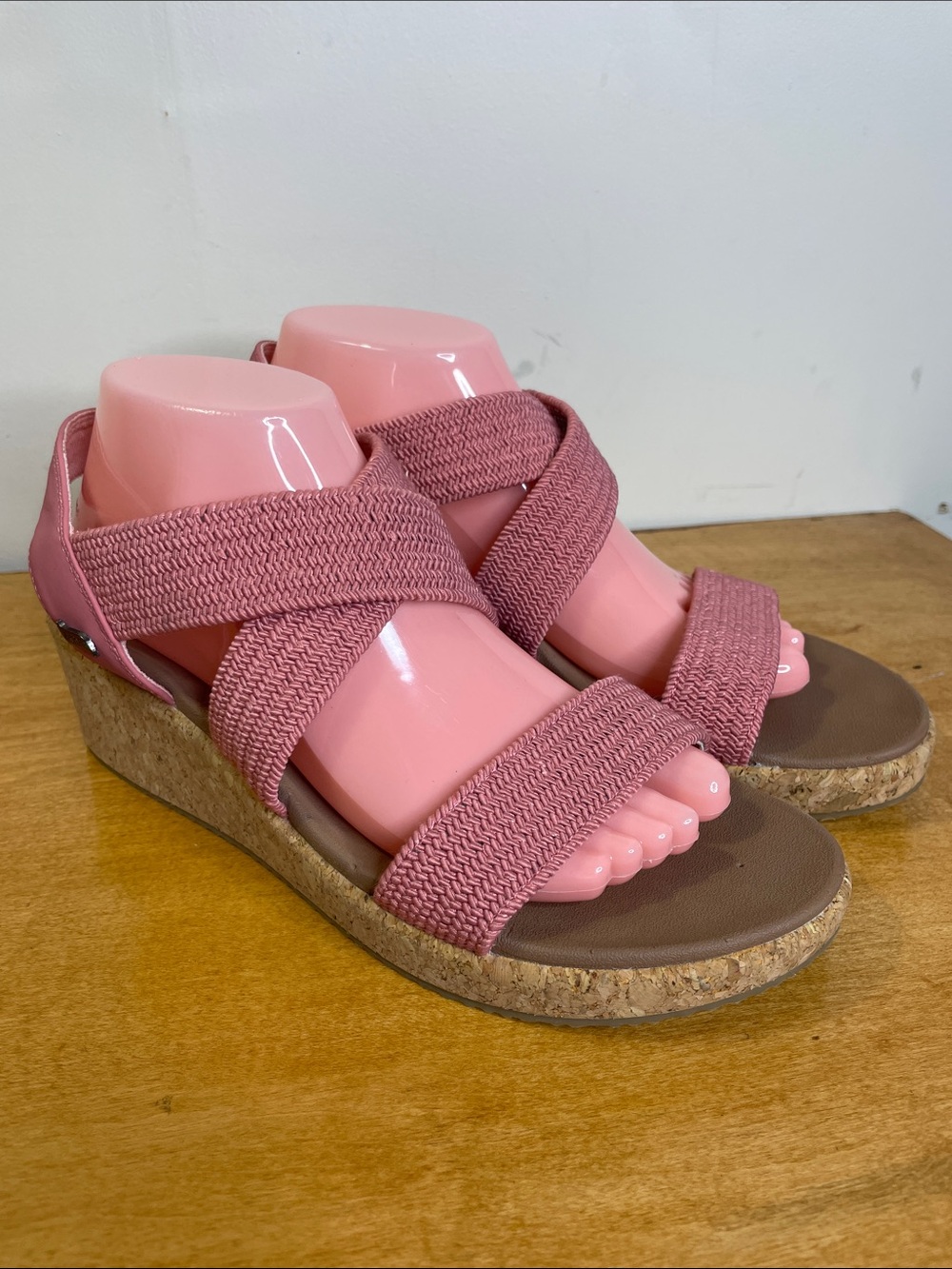 Skechers Arch Fit Beverley Rose-Pink Elastic Crisscross Wedge Sandals. Size 9